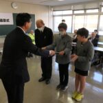 表彰状を受け取る広野小学校の6年生児童