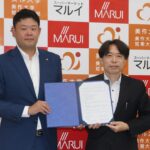 協定書を手にする松田社長（左）と桐生学長=岡山県津山市で