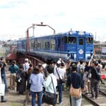 転車台に載ったあめつちを撮影する鉄道ファンたち=岡山県津山市で