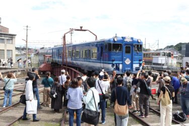 転車台に載ったあめつちを撮影する鉄道ファンたち=岡山県津山市で