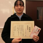 表彰状を手にするチームキタニの羽生さん