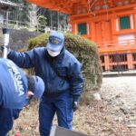 長福寺三重塔で防火設備を確かめる署員＝岡山県美作市で