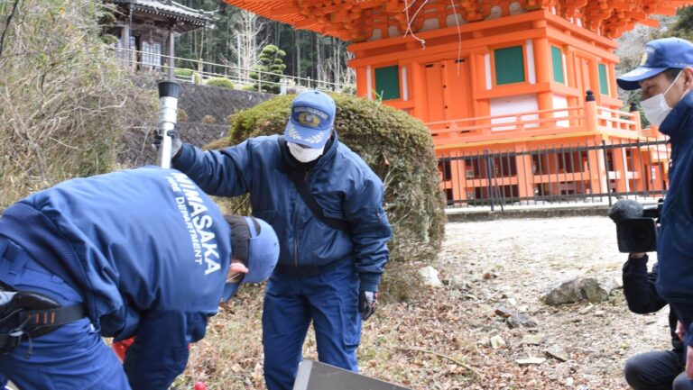 長福寺三重塔で防火設備を確かめる署員＝岡山県美作市で