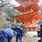 長福寺三重塔で防火設備を確かめる署員＝岡山県美作市で