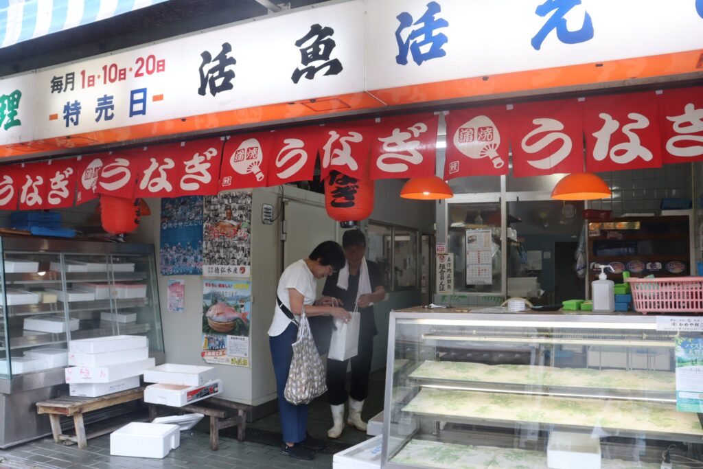 ウナギを買い求める客＝かめや鮮魚店で