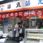 ウナギを買い求める客＝かめや鮮魚店で