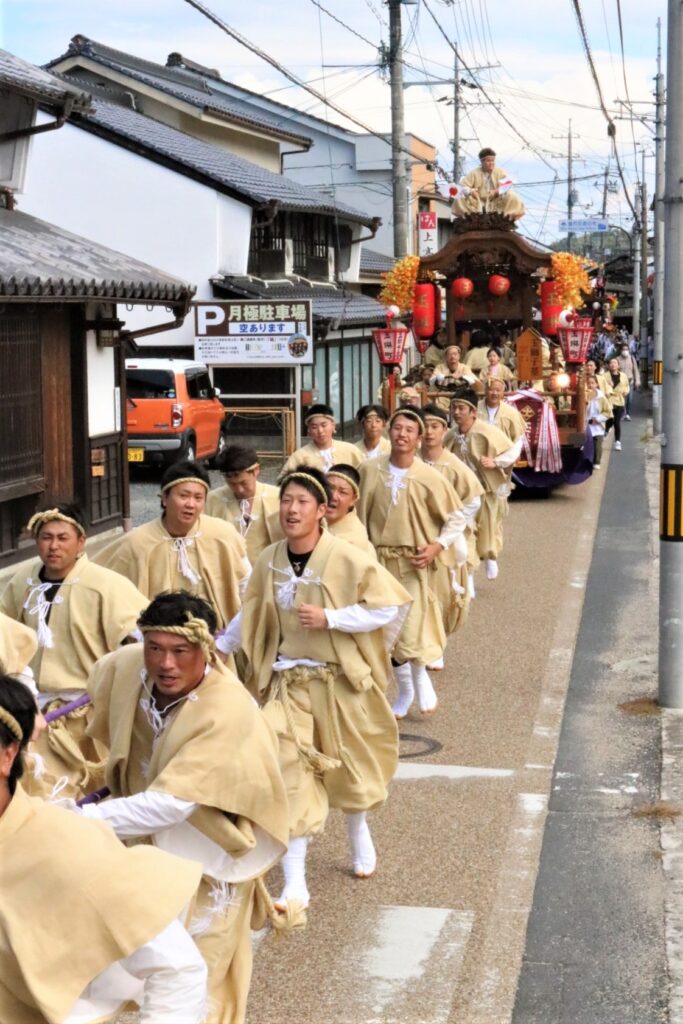 威勢よく練るだんじり