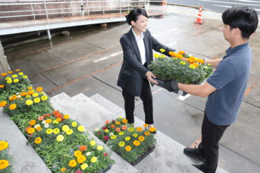 花を受け取る社員＝岡山県津山市で