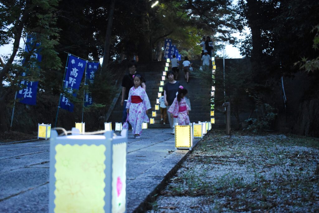 参道石段を彩る幻想的なあんどん