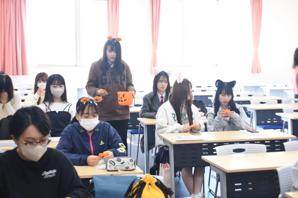 思い思いの仮装で授業を受ける学生たち=岡山県津山市の美作大学で