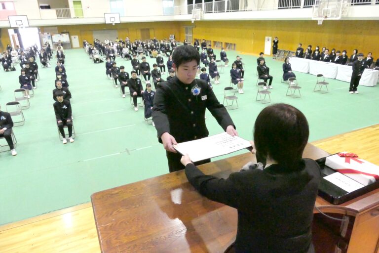 卒業証書を受け取る生徒=岡山県津山市、鶴山中学校で