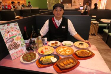 サイゼリヤで提供している豊富なメニュー=岡山県津山市で