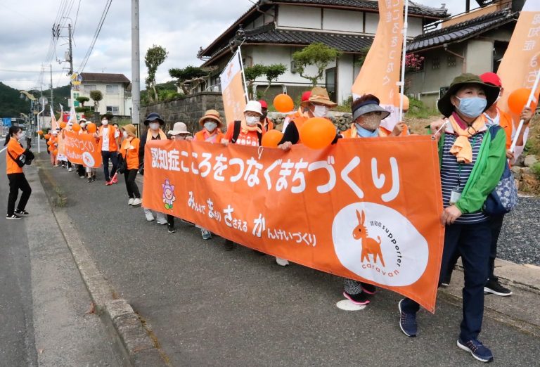 美作市中心部の県道沿いなどで「みまさかオレンジウォーク」