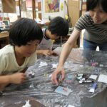 はんざきのフィギュアを制作する子どもたち=岡山県真庭市で