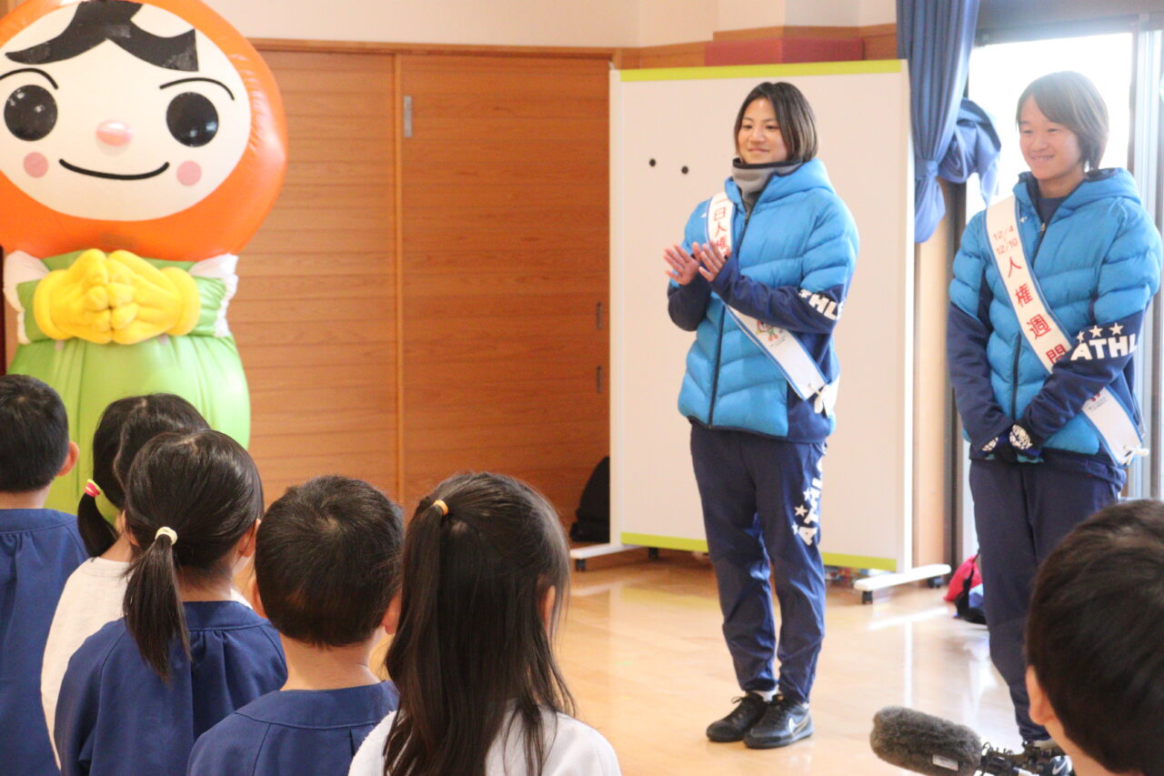 一日人権擁護委員を務めた内田選手（右）と坂本選手=岡山県美作市で