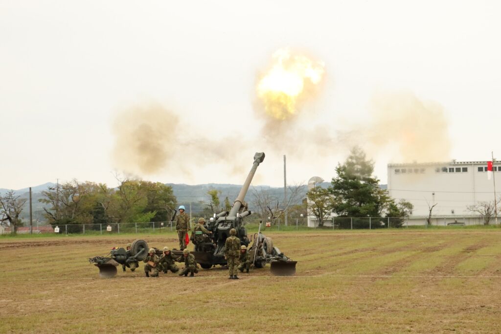 火花を散らしながら放たれる空砲