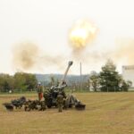 火花を散らしながら放たれる空砲