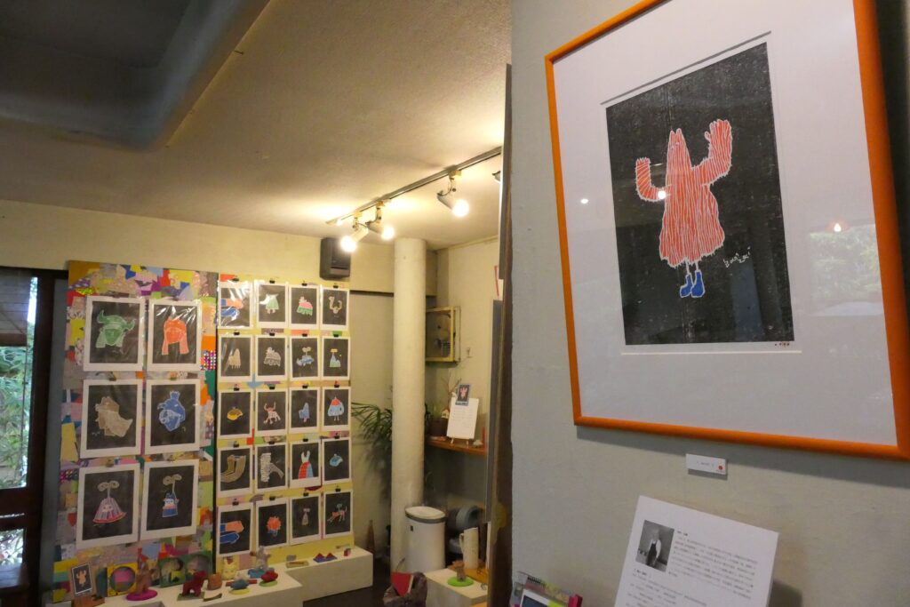 店内を華やかにするユニークな作品の数々