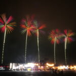 宝石のような色彩で観客を魅了した幻想的な花火＝岡山県美作市で
