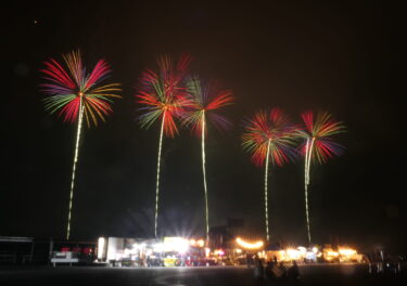 宝石のような色彩で観客を魅了した幻想的な花火＝岡山県美作市で