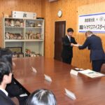 ヒノキの認定証を受け取る生徒