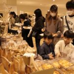 市産小麦を活用したパンを買い求める来場者=岡山県津山市で