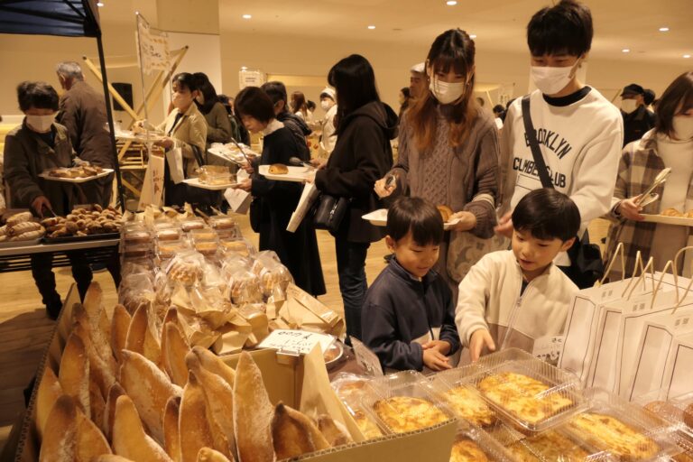 市産小麦を活用したパンを買い求める来場者=岡山県津山市で