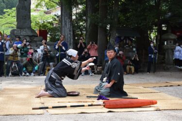 殿様と福太郎のこっけいな掛け合い=岡山県鏡野町で