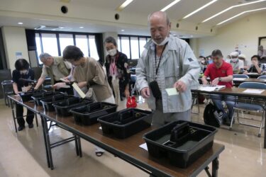 熟考して作り上げた作品を投句する参加者=岡山県津山市で