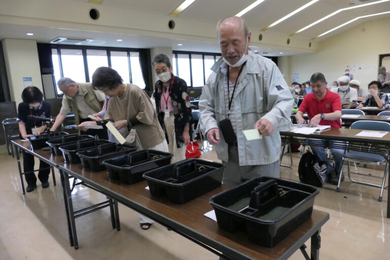 熟考して作り上げた作品を投句する参加者=岡山県津山市で