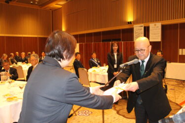 菊入図書館長に目録を手渡す苅田会長=岡山県津山市で