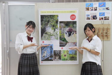 入賞作品をバックに笑顔を見せる本田さん（左）と邑久さん＝岡山県津山市で