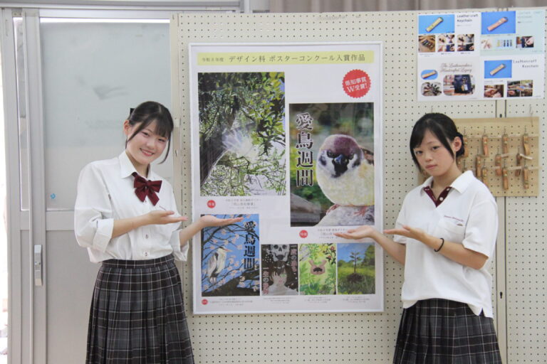 入賞作品をバックに笑顔を見せる本田さん（左）と邑久さん＝岡山県津山市で