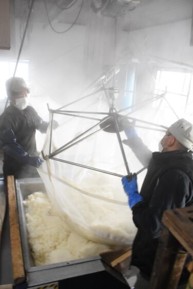 蒸し米から立ち上がる湯気＝岡山県津山市で