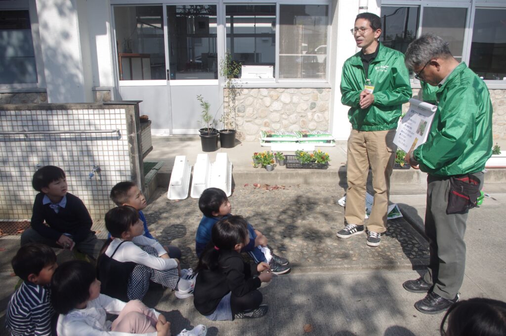 社員の話に耳を傾ける子どもたち