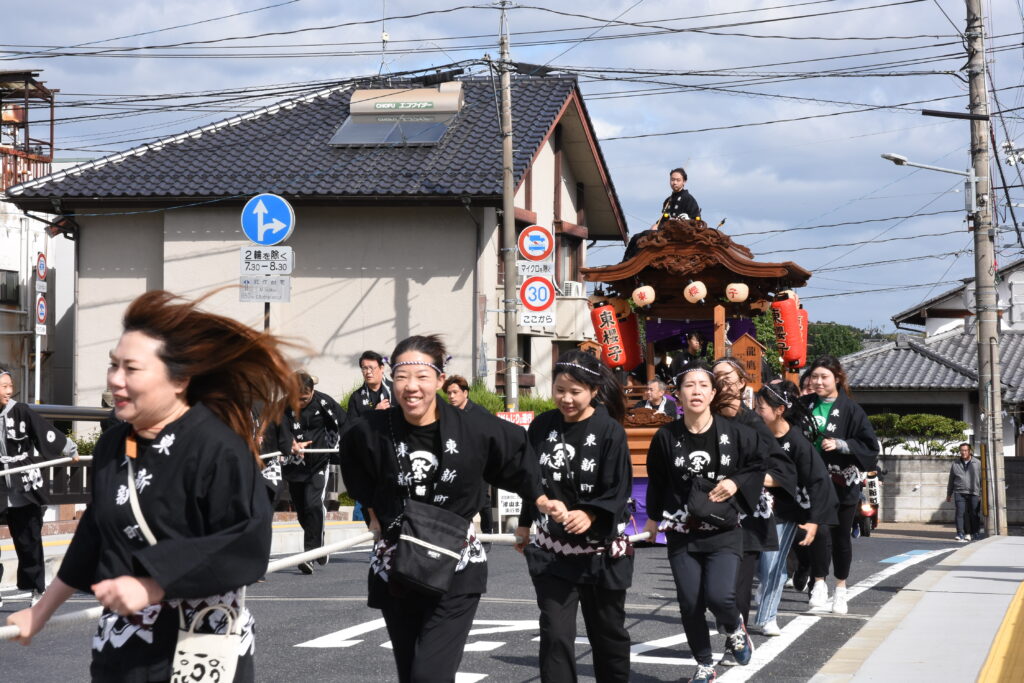 威勢よく練るだんじり=材木町で