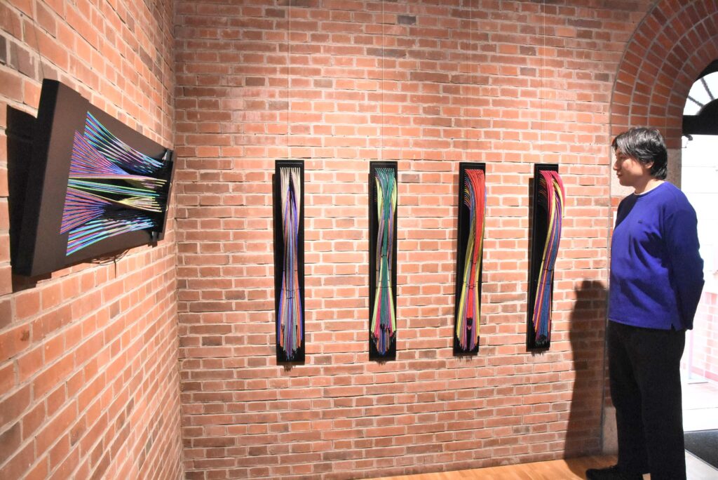 美しい自然現象と四季の移り変わりからインスピレーションを得たという、色鮮やかなファイバーアート