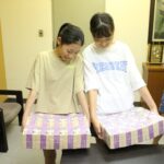 実物の札束2億円を持ち上げる子どもたち