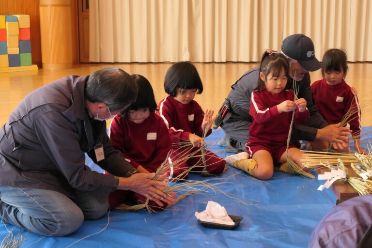 正月のしめ飾りづくりに挑戦する年長組=岡山県津山市新野東の勝北風の子こども園で