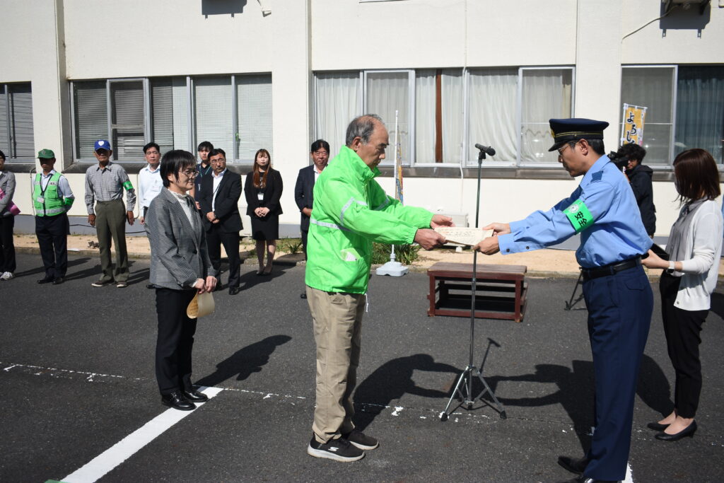 「全国地域安全運動」出発式で行われた防犯功労者表彰