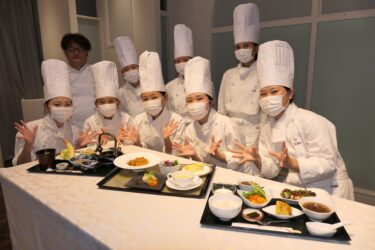 完成したメニューをPRする生徒ら=岡山県津山市で