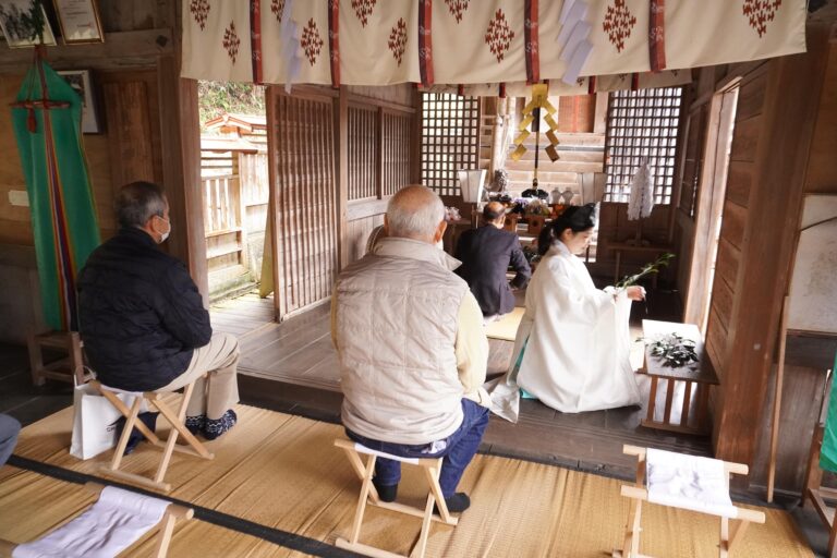 玉ぐしをささげる参拝者=岡山県津山市で