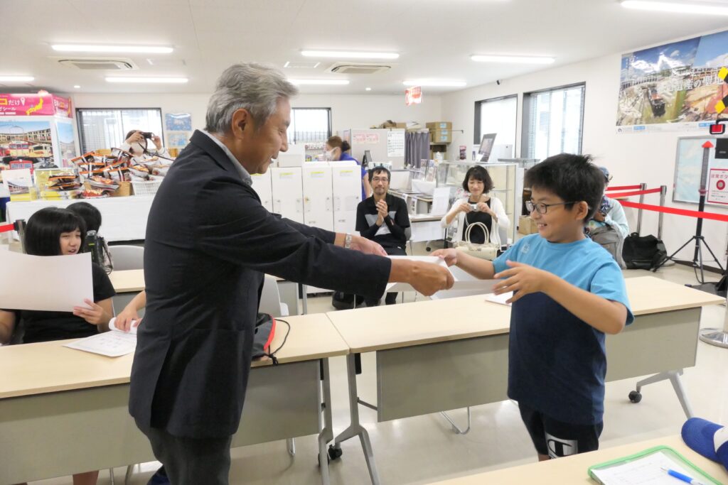 修了証を受け取る受講生