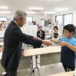 修了証を受け取る受講生