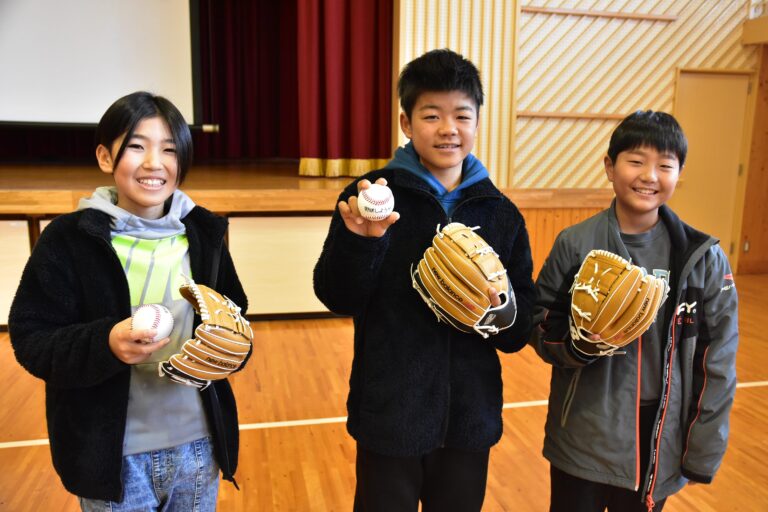 「大谷グローブ」で有本教育長とキャッチボールをした児童3人＝岡山県津山市で