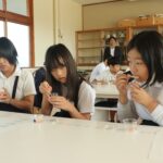 プラントベースでできたハムの試食をする児童=岡山県津山市で