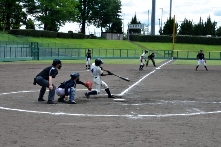 熱戦を繰り広げる選手（北陵・加茂・勝北A―東苫田）＝岡山県津山市＝