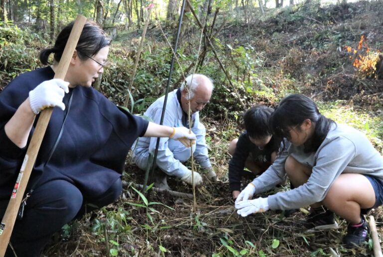 山桜の苗木を植え付ける親子連れ＝岡山・津山市で