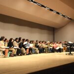 藤岡さんの指導を受ける合唱団=岡山県津山市で