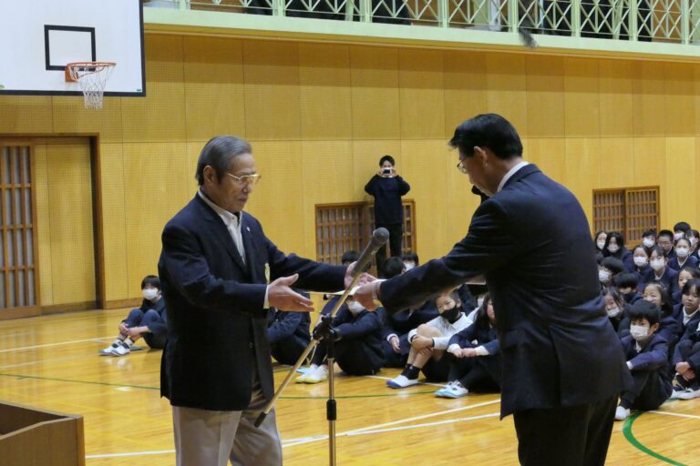 感謝状を受け取る市連合町内会の坂本支部長=岡山県津山市で